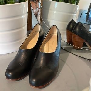 Nisolo Austin pump in Black